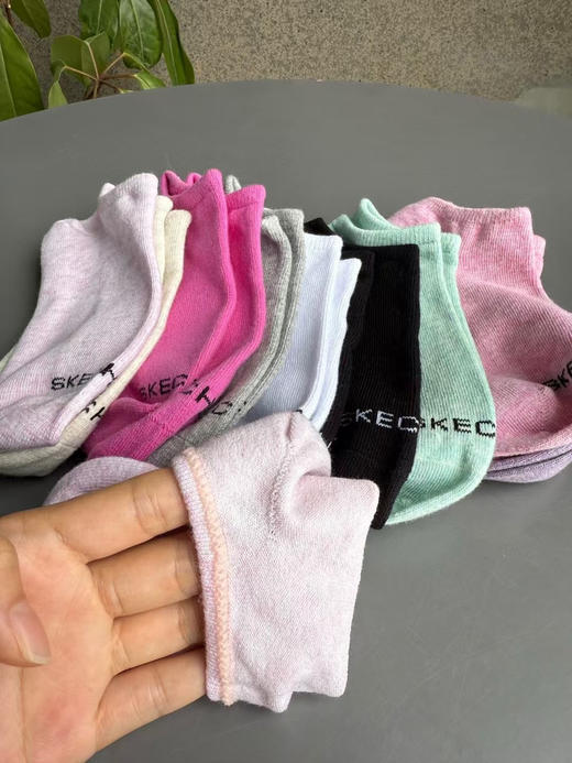 外贸尾货，正品斯凯奇女款无骨船袜 裸袜10双 颜色随机配发！   这价格买回去随便穿！ 
尺码：均码 （35～42码均可） 商品图8