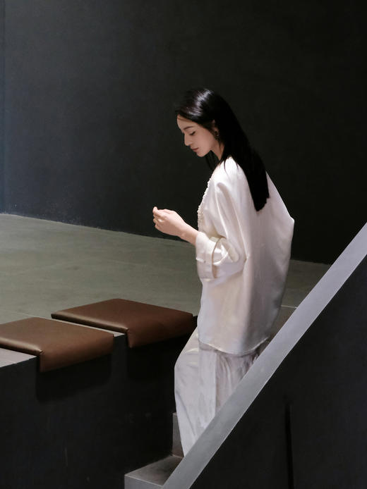 盛唐牡丹 | 法式串珠丝毛V领上衣-白色 商品图3