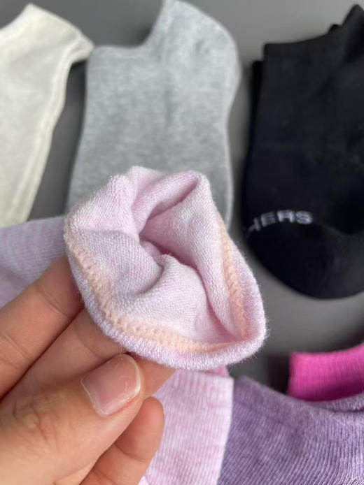 外贸尾货，正品斯凯奇女款无骨船袜 裸袜10双 颜色随机配发！   这价格买回去随便穿！ 
尺码：均码 （35～42码均可） 商品图5