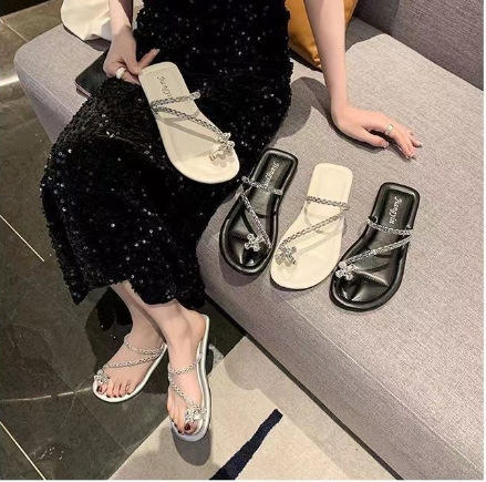 【绝美超仙❗️百搭平底小凉拖鞋】包脚显瘦，拒绝脚肥，脚宽，显气质！法式仙女软底新款夏季裙子水钻凉鞋海边 商品图2