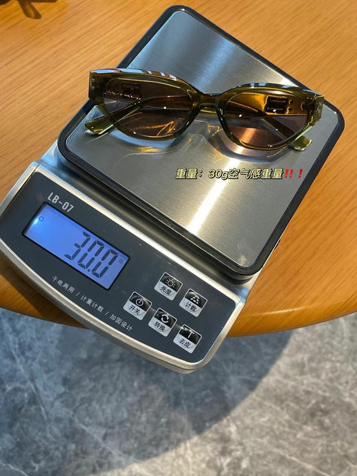 外贸订单GM 同款猫眼太阳镜。先说重量：「29.7g空气感」比手机还轻的重量！！！佩戴一整天也不会有不适感
但是它的质地感是真的“沉甸甸”一眼贵～
四个色 商品图11