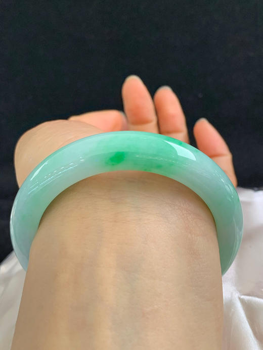 612643，56圈口，细糯飘绿正圈平安镯，满绿底色飘阳绿色花，细腻有水 商品图4