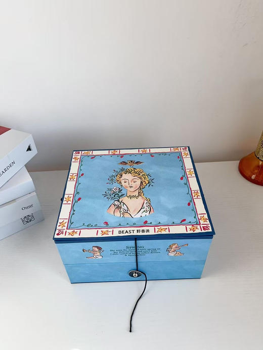 正品野兽派Mini钟罩香薰礼盒
它不仅仅是一个香薰，简直是氛围制造机本机！
家里的小确幸✨让幸福感满屋飘香～

一盒（内含6瓶），天猫498 商品图1