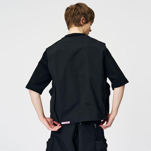 Goldwin x OAMC Vest 联名款军事风V领马甲 商品图1