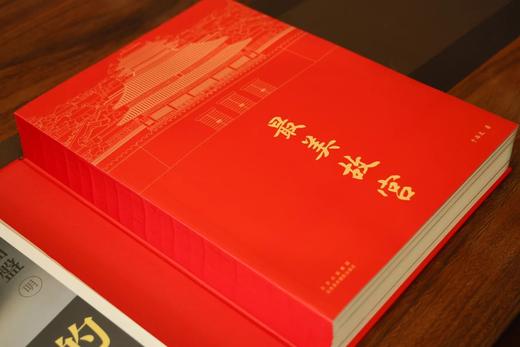 《蕞美故宫》典藏版 赠千里江山抱枕1个，一本绝美典藏，一次收录中国“4大故宫”镇馆之宝的艺术大书。 商品图3
