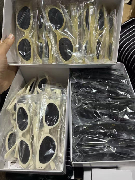 外贸订单GM 同款猫眼太阳镜。先说重量：「29.7g空气感」比手机还轻的重量！！！佩戴一整天也不会有不适感
但是它的质地感是真的“沉甸甸”一眼贵～
四个色 商品图14