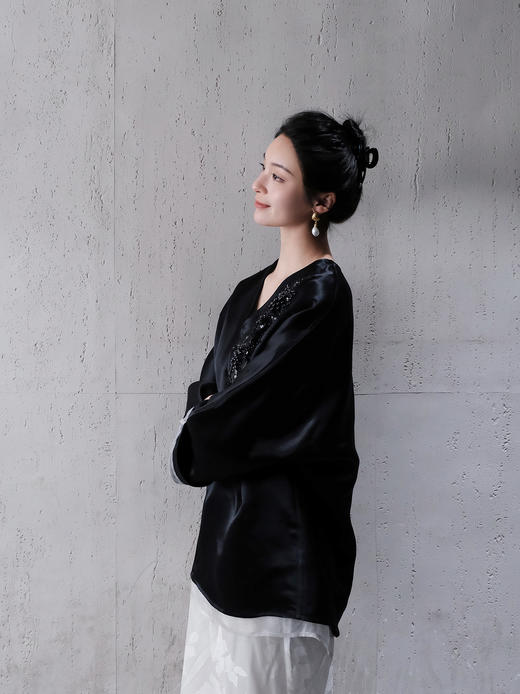 盛唐牡丹 | 法式串珠丝毛V领上衣-黑色 商品图1