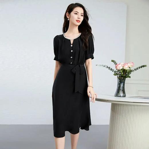 【高货kbnq】全新升级【铂金会员441/天猫599/差价158】(20840) 洛诗琳纯色新款圆领钉珠系带收腰黑色质感桑蚕丝A字裙 商品图1