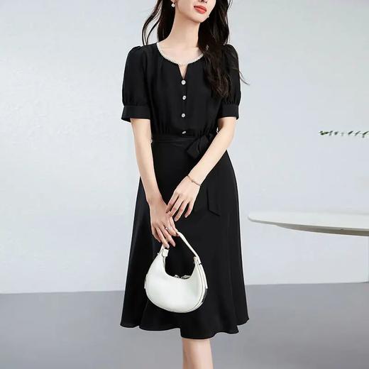 【高货kbnq】全新升级【铂金会员441/天猫599/差价158】(20840) 洛诗琳纯色新款圆领钉珠系带收腰黑色质感桑蚕丝A字裙 商品图2