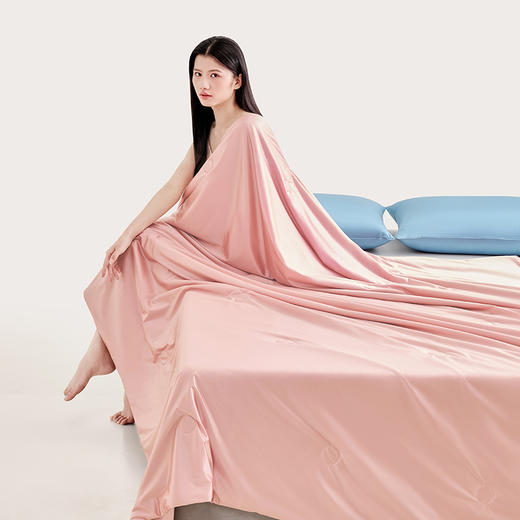 多喜爱 冰感柔光缎夏薄被芯/空调被 深蓝迷境/粉霞绮梦/流金时光/静谧雅意【柔】【滑】【润】【礼盒包装】 冰肌被 冰感柔光缎夏薄被 一触即凉 贴肤透气 吸湿速干 进口醋酯纤维 商品图8