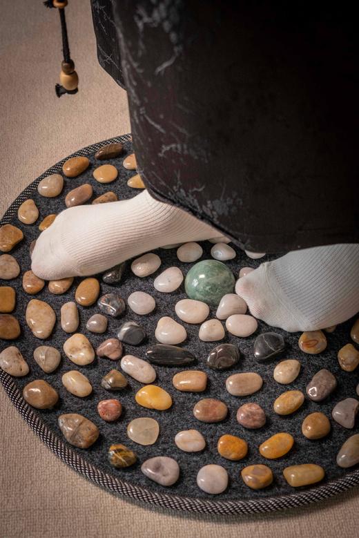 【端得胜·鹅卵石穴位按摩垫】🏆始于1870年，老中医推荐的 “行走疗法”  ✅天然鹅卵石+鲁山玉 ✅1-1.5cm黄金凸点高度 ✅50cm超大直径（含130-160颗鹅卵石），可折叠收纳 商品图1