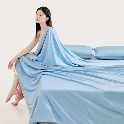 多喜爱 冰感柔光缎夏薄被芯/空调被 深蓝迷境/粉霞绮梦/流金时光/静谧雅意【柔】【滑】【润】【礼盒包装】 冰肌被 冰感柔光缎夏薄被 一触即凉 贴肤透气 吸湿速干 进口醋酯纤维 商品图3