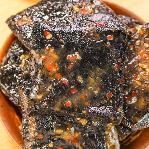 【舌尖上的美味❗️湖南长沙臭豆腐】传统味道鲜香微辣，闻起来臭吃起来香，外焦里嫩欲罢不能，地道湘辣味熟食黑色油炸豆腐干，散装休闲特产零食即食小吃L 商品图0