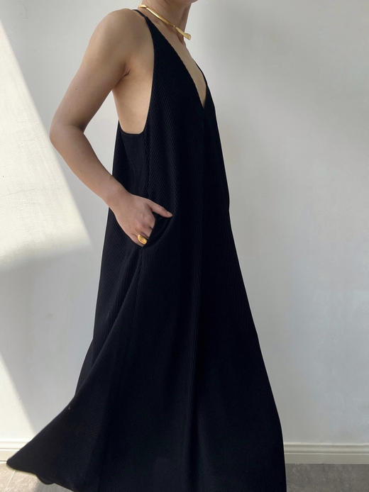 Semplicita｜Z02 V领吊带连衣裙 [ 黑条 ] 商品图4