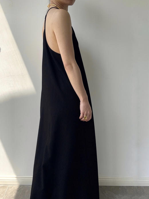Semplicita｜Z02 V领吊带连衣裙 [ 黑条 ] 商品图1