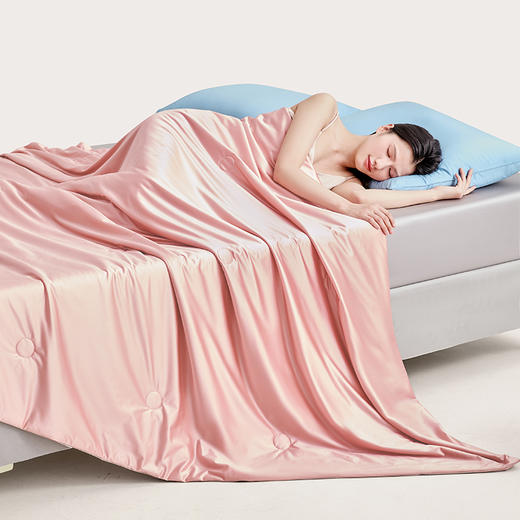 多喜爱 冰感柔光缎夏薄被芯/空调被 深蓝迷境/粉霞绮梦/流金时光/静谧雅意【柔】【滑】【润】【礼盒包装】 冰肌被 冰感柔光缎夏薄被 一触即凉 贴肤透气 吸湿速干 进口醋酯纤维 商品图7