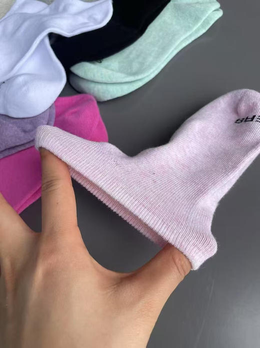 外贸尾货，正品斯凯奇女款无骨船袜 裸袜10双 颜色随机配发！   这价格买回去随便穿！ 
尺码：均码 （35～42码均可） 商品图6