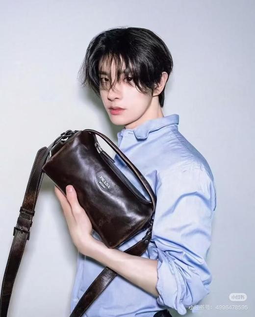 普拉达25秀款旧油蜡皮饭盒包（MM） 商品图8