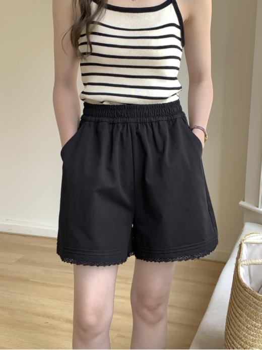 😎【骆柒柒#905•轻甜蕾丝边短裤】 夏日OOTD必备！🌈谁能拒绝这么温柔的小细节？ ✅蕾丝拼边 = 甜美+优雅的双重 ✅宽松裤型+高腰设计，🌺显瘦显腿长 ✅纯色百搭，✨随手一穿就超有氛围感！ 商品图4