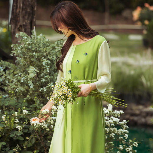 【林栖设计小店】（现货）【林栖推荐】2025年春夏新品浅绿色显瘦气质拼接真丝飞片连衣裙N1952298 商品图4