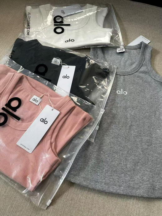 原单正品 Alo yoga 瑜伽背心，纯棉弹力螺纹材质
最百搭的内搭来了。

颜色：黑色/灰色/粉色/白色
尺码：m/l
M适合90-110斤
L适合100-125斤 商品图1