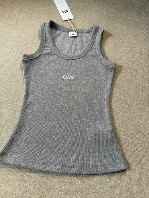 原单正品 Alo yoga 瑜伽背心，纯棉弹力螺纹材质
最百搭的内搭来了。

颜色：黑色/灰色/粉色/白色
尺码：m/l
M适合90-110斤
L适合100-125斤 商品图3