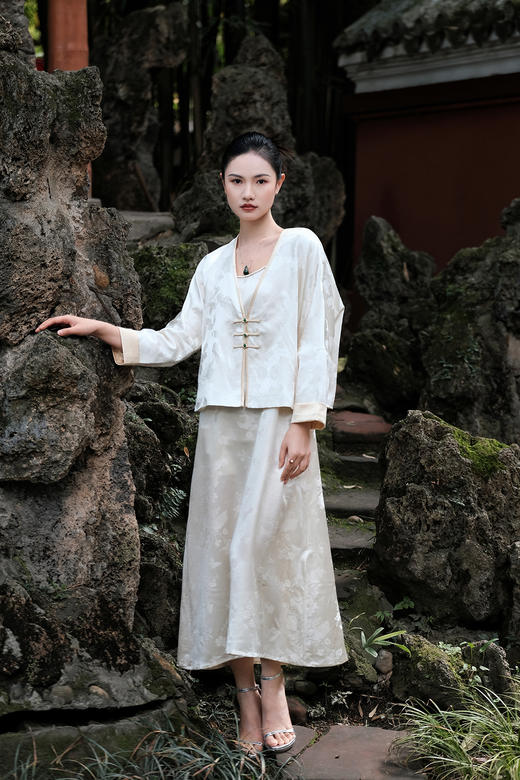 盛唐牡丹 |香槟色真丝提花麻花吊带连衣裙 商品图1