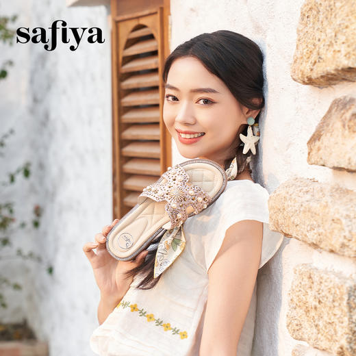 Safiya/索菲娅2025夏季轻便平底复古闪钻珍珠仙女休闲露趾拖鞋SFD2110380 商品图7