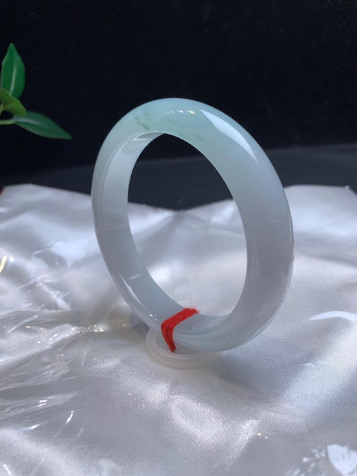 612646，60 大圈口正圈手镯、整条底妆非常细，飘了一点点蓝花，整条润润的 商品图4