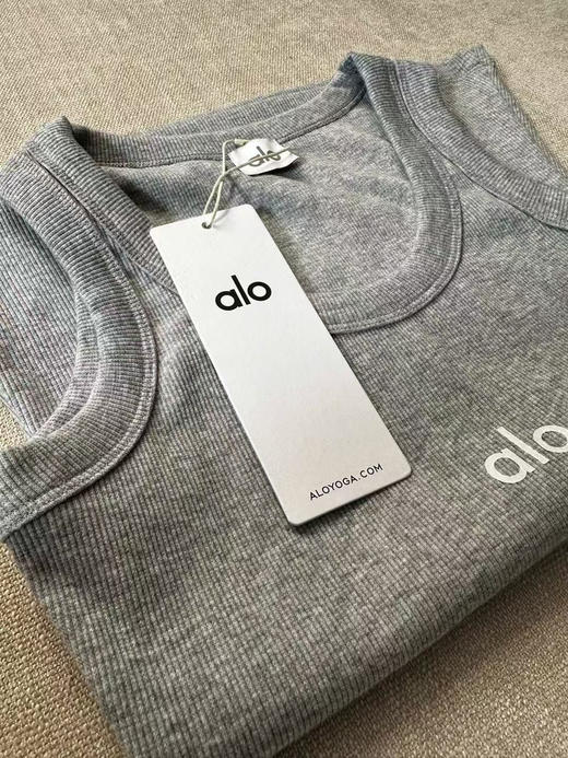 原单正品 Alo yoga 瑜伽背心，纯棉弹力螺纹材质
最百搭的内搭来了。

颜色：黑色/灰色/粉色/白色
尺码：m/l
M适合90-110斤
L适合100-125斤 商品图6