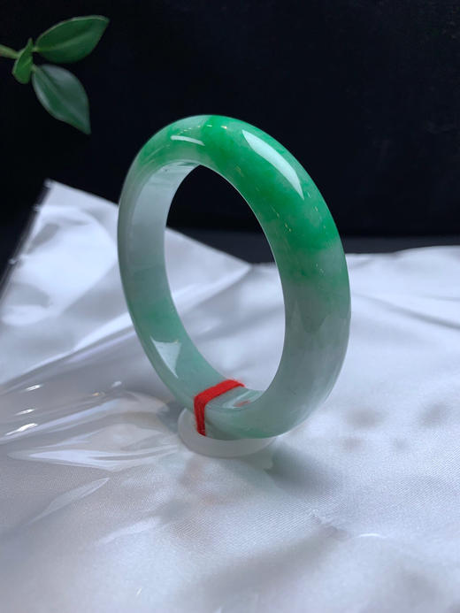 612647，55.3 辣绿色手镯，版型好，一大截辣绿色，干净清爽 商品图1