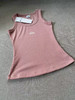 原单正品 Alo yoga 瑜伽背心，纯棉弹力螺纹材质
最百搭的内搭来了。

颜色：黑色/灰色/粉色/白色
尺码：m/l
M适合90-110斤
L适合100-125斤 商品缩略图9