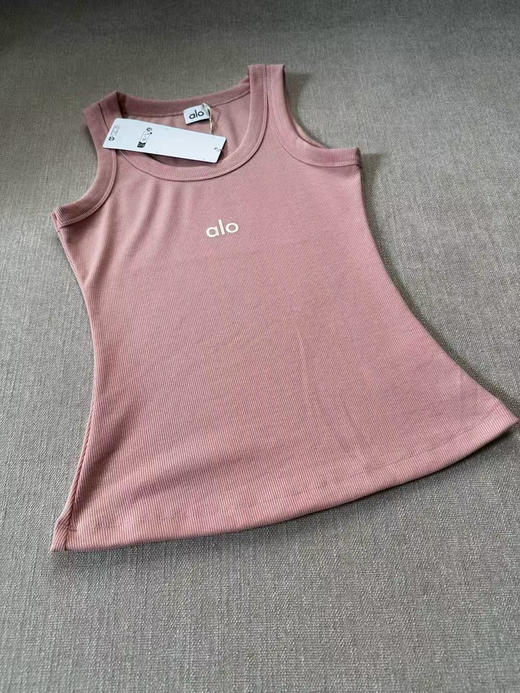 原单正品 Alo yoga 瑜伽背心，纯棉弹力螺纹材质
最百搭的内搭来了。

颜色：黑色/灰色/粉色/白色
尺码：m/l
M适合90-110斤
L适合100-125斤 商品图9