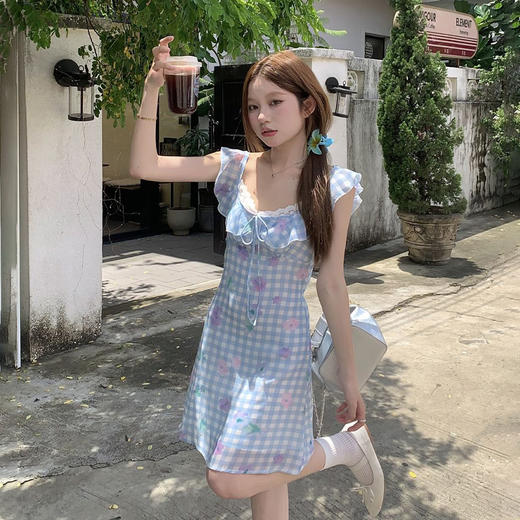 西遇法式飞袖连衣裙女夏季新款系带蕾丝拼接格子碎花短裙SS050539 商品图3