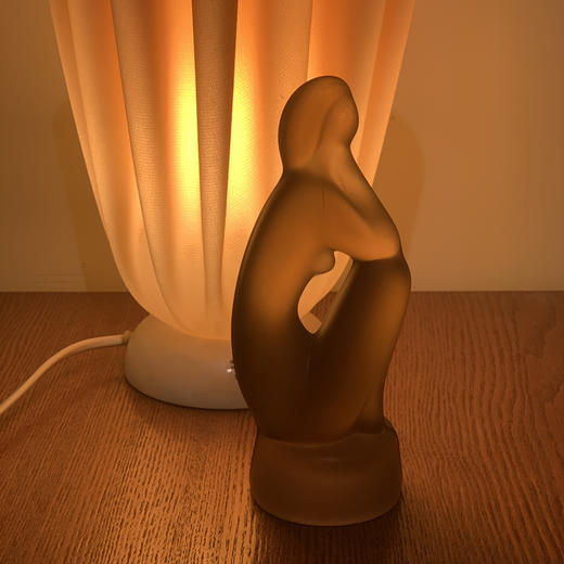 日本中古玻璃摆件 思考中的少女 商品图0