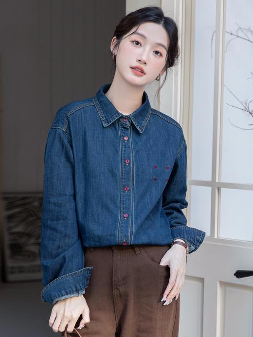 【春季服饰丨成人牛仔裤/牛仔衣系列】整体面料舒适耐磨，裤型简约大气，时尚好穿，包容多种身材，牛仔衬衣挺括有型，小翻领设计，加了亮色扣子和字母点缀，多场景都适合还很百搭 商品图0