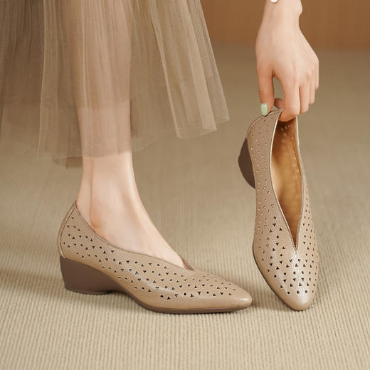 【预售5天】复古软羊皮坡跟厚底奶奶鞋女春秋款洞洞软面软底舒适单鞋妈妈皮鞋DTN&175-9 商品图3