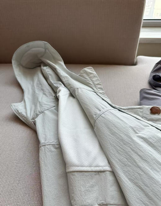 原单正品北极狐女士轻量夹克防晒衣  防晒 防泼水  后面设计透气不闷汗  两个颜色
模特170 120斤穿拍M码宽松
尺码S M L 商品图12