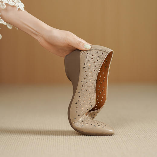 【预售5天】复古软羊皮坡跟厚底奶奶鞋女春秋款洞洞软面软底舒适单鞋妈妈皮鞋DTN&175-9 商品图2