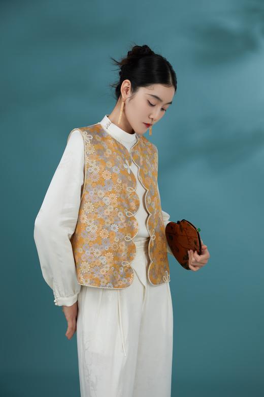 荷言HEYEN 静初 五彩雏菊提花非遗宋锦新中式马甲高级定制 商品图5