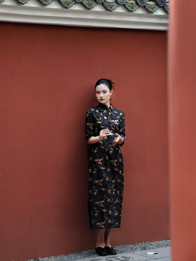 盛唐婧 |真丝翠松纹高雅旗袍-黑色
