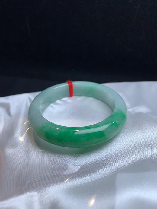 612647，55.3 辣绿色手镯，版型好，一大截辣绿色，干净清爽 商品图5