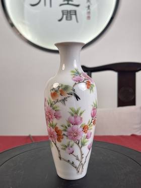 水点桃花瓷瓶