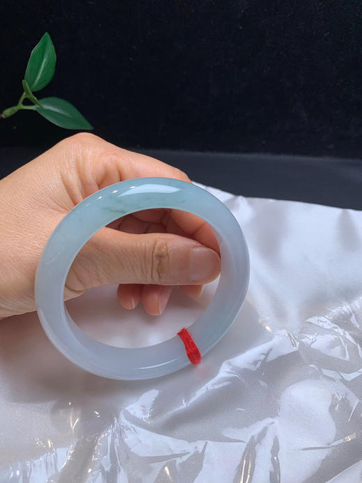 612646，60 大圈口正圈手镯、整条底妆非常细，飘了一点点蓝花，整条润润的 商品图5