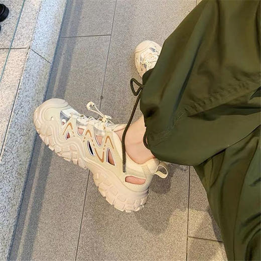 白鹿同款!【轻便户外厚底登山鞋】秋款网面升级款 可以登山又可以健身的镂空休闲鞋 抽绳式鞋带设计，穿脱方便 鞋身散热透气，双脚清凉自在跟高约3.5cm，上脚完美拉长比例 商品图4