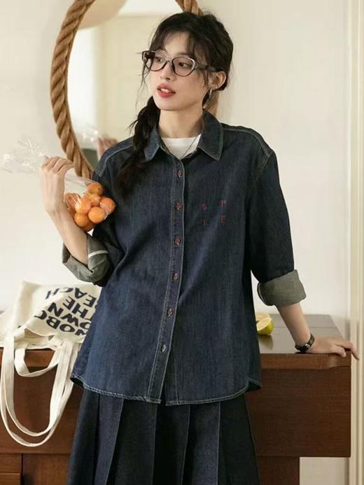 【春季服饰丨成人牛仔裤/牛仔衣系列】整体面料舒适耐磨，裤型简约大气，时尚好穿，包容多种身材，牛仔衬衣挺括有型，小翻领设计，加了亮色扣子和字母点缀，多场景都适合还很百搭 商品图6