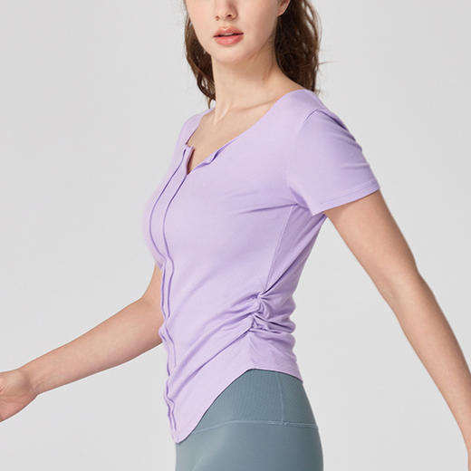 跃牌【海听系列】2025年夏季新款设计感小众短袖V领纯欲辣妹风T恤XC72 商品图2