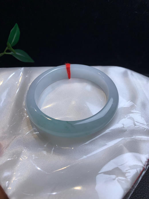 612646，60 大圈口正圈手镯、整条底妆非常细，飘了一点点蓝花，整条润润的 商品图2