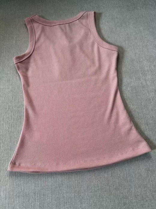 原单正品 Alo yoga 瑜伽背心，纯棉弹力螺纹材质
最百搭的内搭来了。

颜色：黑色/灰色/粉色/白色
尺码：m/l
M适合90-110斤
L适合100-125斤 商品图10