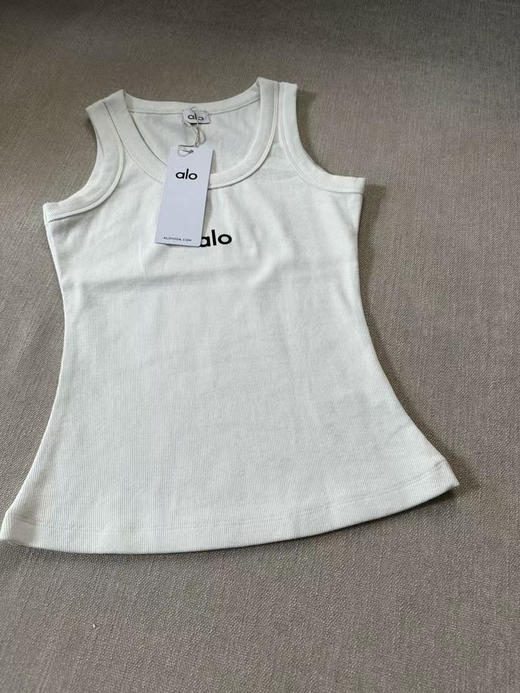 原单正品 Alo yoga 瑜伽背心，纯棉弹力螺纹材质
最百搭的内搭来了。

颜色：黑色/灰色/粉色/白色
尺码：m/l
M适合90-110斤
L适合100-125斤 商品图7